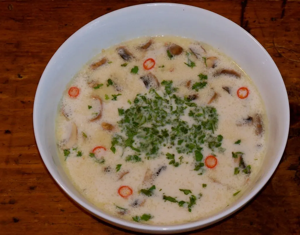 Tailandietiška tom kha sriuba su vištiena