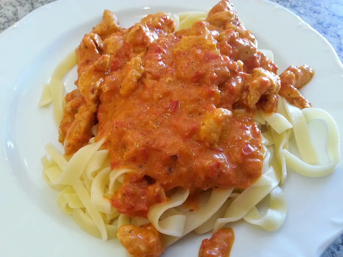 Vištienos paprikašas su makaronais